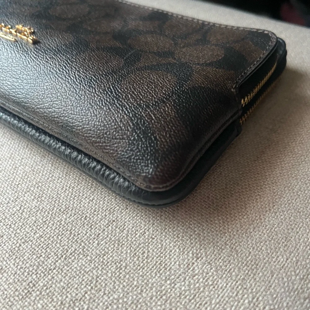Coach Signature Brown Pebbled Leather Wristlet - Picture 11 of 13